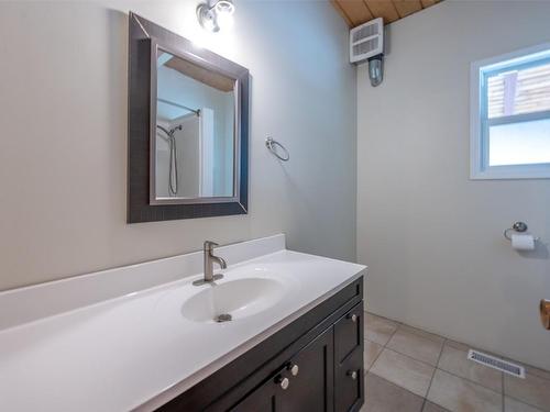 303 Hyslop Drive, Penticton, BC - Indoor Photo Showing Bathroom