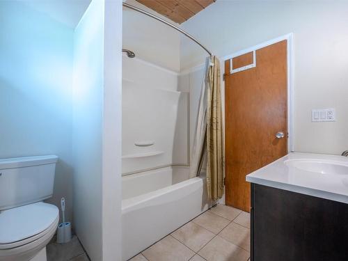 303 Hyslop Drive, Penticton, BC - Indoor Photo Showing Bathroom