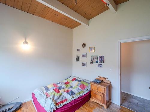 303 Hyslop Drive, Penticton, BC - Indoor Photo Showing Bedroom