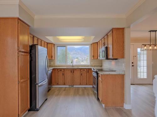 2273 Shannon Ridge Drive, West Kelowna, BC - Indoor Photo Showing Kitchen