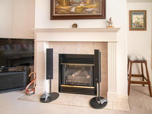 219-555 Houghton Road, Kelowna, BC - Indoor Photo Showing Living Room With Fireplace