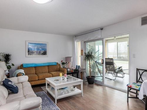 3205-415 Commonwealth Road, Kelowna, BC - Indoor Photo Showing Living Room