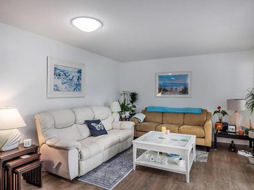 3205-415 Commonwealth Road, Kelowna, BC - Indoor Photo Showing Living Room