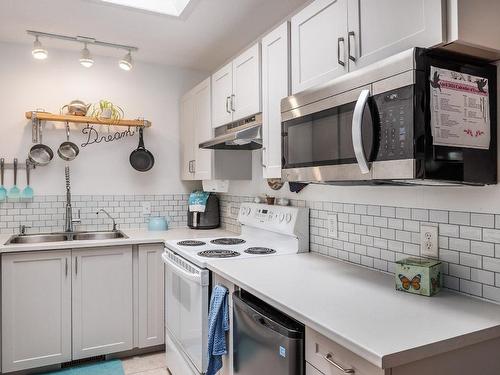 3205-415 Commonwealth Road, Kelowna, BC - Indoor Photo Showing Kitchen With Double Sink