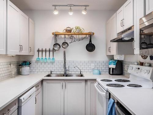 3205-415 Commonwealth Road, Kelowna, BC - Indoor Photo Showing Kitchen With Double Sink