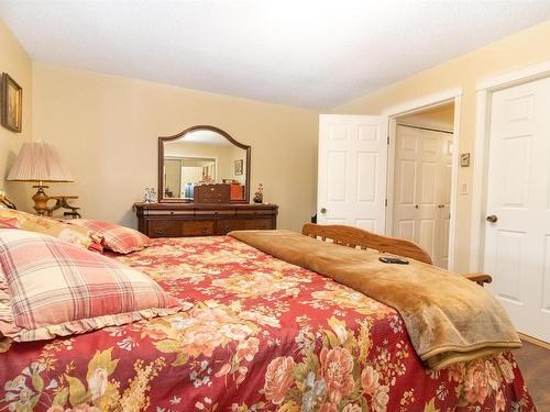 1542 Belgo Road, Kelowna, BC - Indoor Photo Showing Bedroom