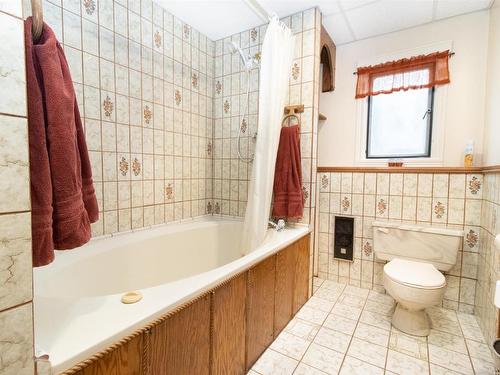 1542 Belgo Road, Kelowna, BC - Indoor Photo Showing Bathroom
