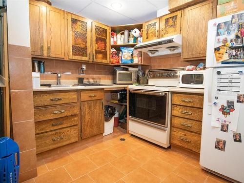 1542 Belgo Road, Kelowna, BC - Indoor Photo Showing Kitchen