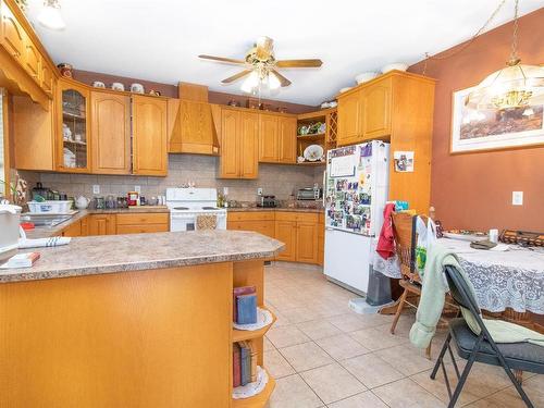 1542 Belgo Road, Kelowna, BC - Indoor Photo Showing Kitchen
