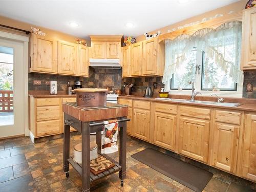1542 Belgo Road, Kelowna, BC - Indoor Photo Showing Kitchen With Double Sink