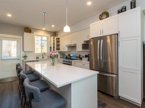 8-1910 11 Avenue, Salmon Arm, BC - Indoor Photo Showing Kitchen