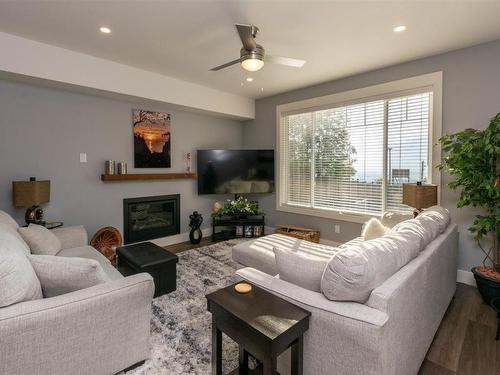 8-1910 11 Avenue, Salmon Arm, BC - Indoor Photo Showing Living Room With Fireplace