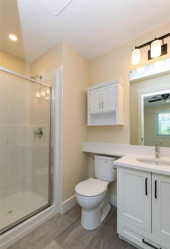 4-1910 11 Avenue, Salmon Arm, BC - Indoor Photo Showing Bathroom