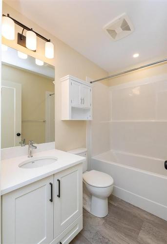 4-1910 11 Avenue, Salmon Arm, BC - Indoor Photo Showing Bathroom