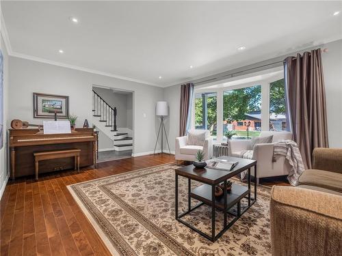 17 Bal Harbour Drive, Grimsby, ON - Indoor Photo Showing Living Room