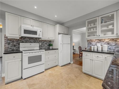 17 Bal Harbour Drive, Grimsby, ON - Indoor Photo Showing Kitchen