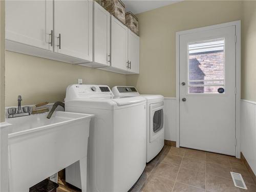 17 Bal Harbour Drive, Grimsby, ON - Indoor Photo Showing Laundry Room