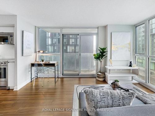 607-85 Queens Wharf Rd, Toronto, ON - Indoor Photo Showing Living Room