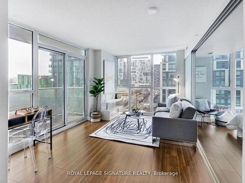 607-85 Queens Wharf Rd, Toronto, ON - Indoor Photo Showing Living Room