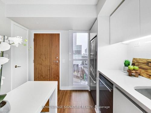 607-85 Queens Wharf Rd, Toronto, ON - Indoor Photo Showing Kitchen