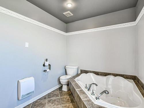 Salle de bains - 17750 Rue Notre-Dame, Mirabel, QC - Indoor Photo Showing Bathroom