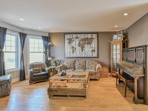 Salon - 17750 Rue Notre-Dame, Mirabel, QC - Indoor Photo Showing Living Room