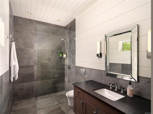 3375 Ripon Rd, Oak Bay, BC - Indoor Photo Showing Bathroom