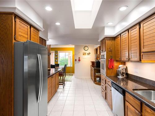 141 Thulin St South, Campbell River, BC - Indoor Photo Showing Kitchen