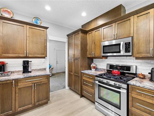 47 Storrie Rd, Campbell River, BC - Indoor Photo Showing Kitchen