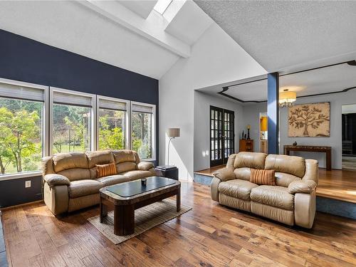 1380 Dobson Rd, Errington, BC - Indoor Photo Showing Living Room