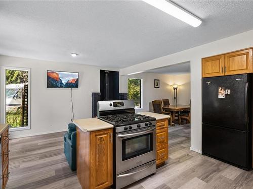 1380 Dobson Rd, Errington, BC - Indoor Photo Showing Kitchen