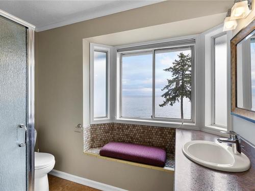466 Heather Pl, Parksville, BC - Indoor Photo Showing Bathroom