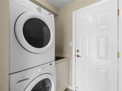 466 Heather Pl, Parksville, BC - Indoor Photo Showing Laundry Room