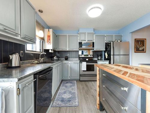 2513 Dartmouth Drive, Penticton, BC - Indoor Photo Showing Kitchen