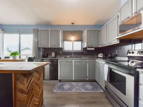 2513 Dartmouth Drive, Penticton, BC - Indoor Photo Showing Kitchen