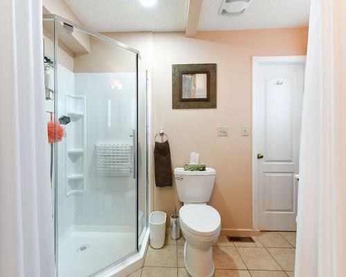 2513 Dartmouth Drive, Penticton, BC - Indoor Photo Showing Bathroom