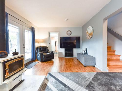 2513 Dartmouth Drive, Penticton, BC - Indoor Photo Showing Living Room With Fireplace