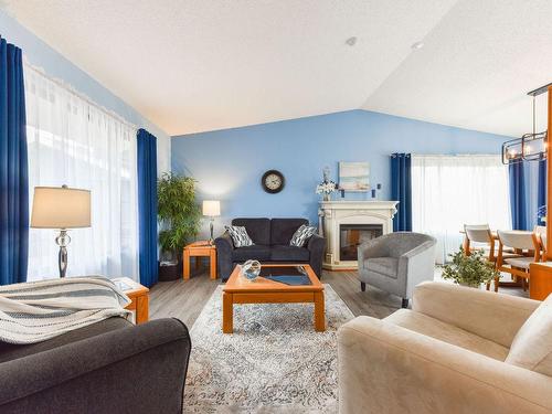 2513 Dartmouth Drive, Penticton, BC - Indoor Photo Showing Living Room With Fireplace