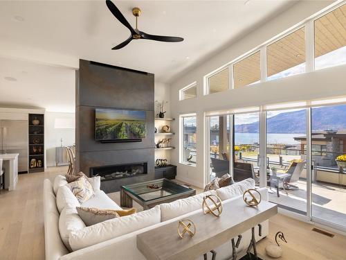 3605 Boxwood Road, Kelowna, BC - Indoor Photo Showing Living Room With Fireplace