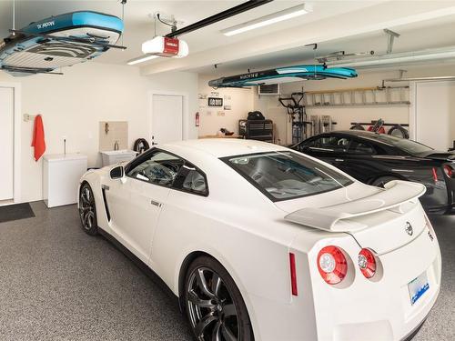 3605 Boxwood Road, Kelowna, BC - Indoor Photo Showing Garage