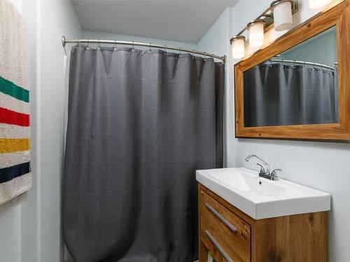 139 Millard Place, Kelowna, BC - Indoor Photo Showing Bathroom
