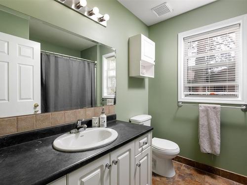 139 Millard Place, Kelowna, BC - Indoor Photo Showing Bathroom