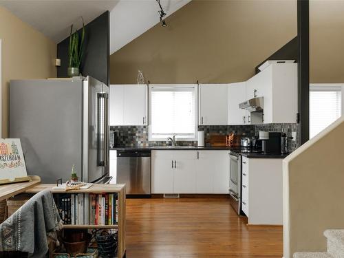 139 Millard Place, Kelowna, BC - Indoor Photo Showing Kitchen