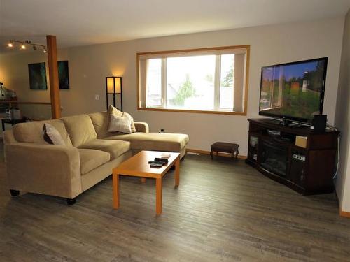 916 Invermere Crt, Kamloops, BC - Indoor Photo Showing Living Room