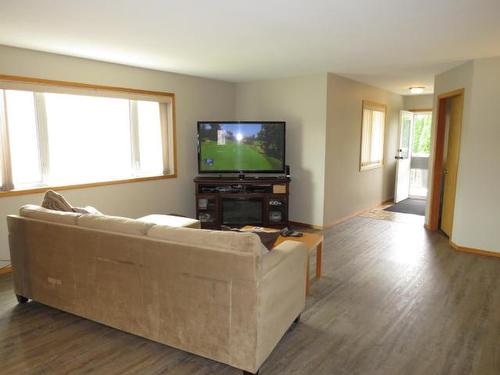 916 Invermere Crt, Kamloops, BC - Indoor Photo Showing Living Room