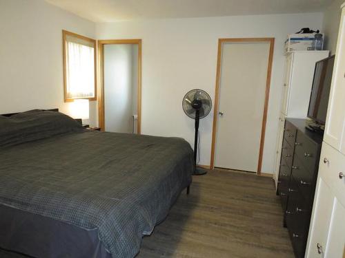 916 Invermere Crt, Kamloops, BC - Indoor Photo Showing Bedroom