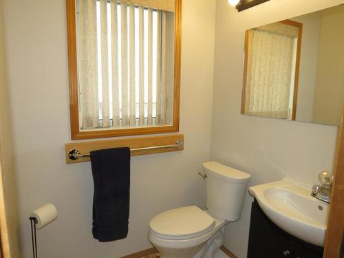 916 Invermere Crt, Kamloops, BC - Indoor Photo Showing Bathroom