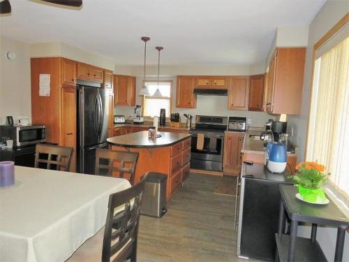 916 Invermere Crt, Kamloops, BC - Indoor Photo Showing Kitchen