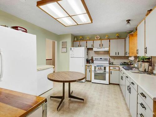 75 Jenkins Rd, Clearwater, BC - Indoor Photo Showing Kitchen