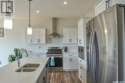 402 Chelsom Manor, Saskatoon, SK - Indoor Photo Showing Kitchen With Double Sink With Upgraded Kitchen